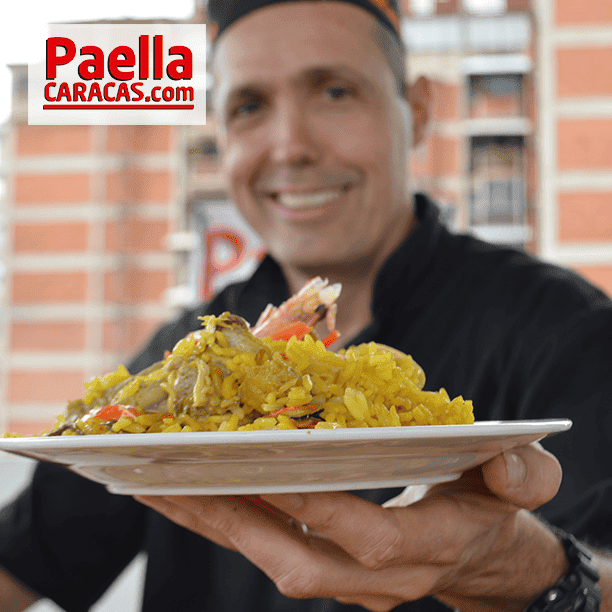 Detalle de mariscos frescos e ingredientes seleccionados en paella express